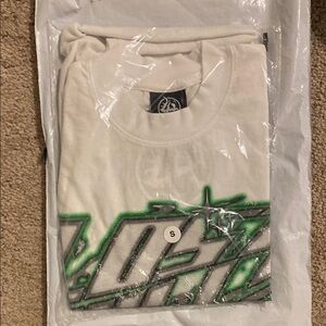 Lost Hills White and Green Short Sleeve Tee with Sporty Graphic